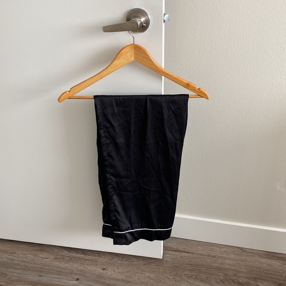 Matching pyjama set. - Picture 2 of 4